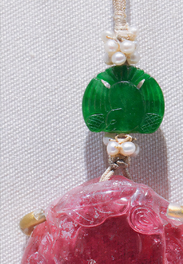 清朝後宮娘娘的這件玉佩，桃紅柳綠美得攝人心魄，寓意多子多福