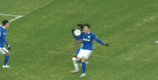 中超再鬧笑話！一次進攻，兩人手球，裁判不看VAR判罰：沒有手球
