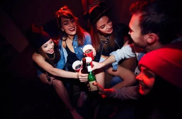 死也不打疫苗，還狂開新冠派對，為什麼只有美國人越來越“反智”