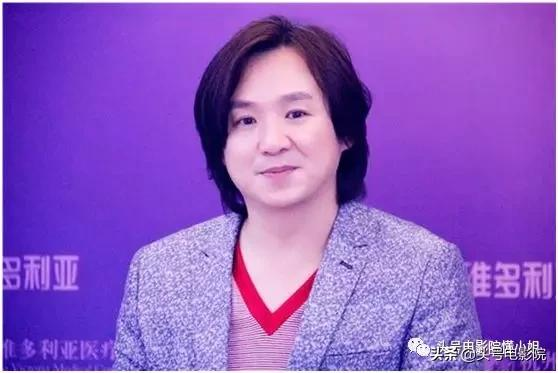 53歲“古惑仔”發福現身，陳小春倒茶叫他大哥，張柏芝第一個男人