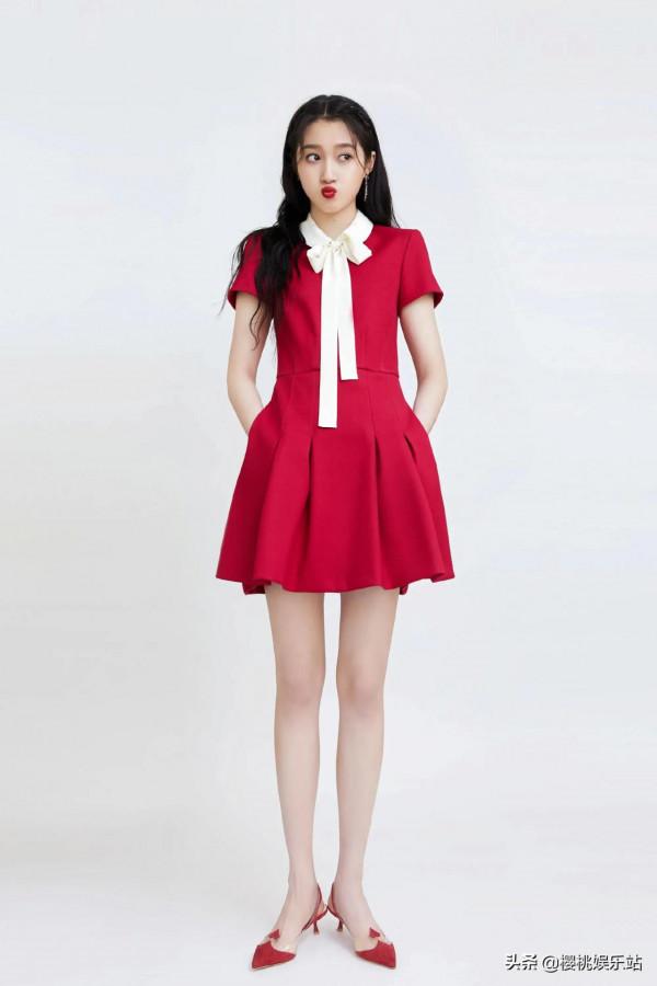 關曉彤驚豔美圖，國民閨女長大了，大長腿吸睛