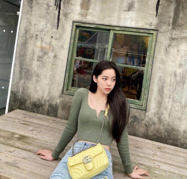 長髮及腰的歐陽娜娜，穿復古綁帶印花裙出鏡，小秀身材女人味十足