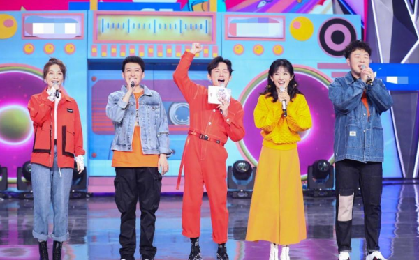 受封殺影響？眾明星赴黨校演藝界培訓，孫儷唐嫣淡妝出席坐姿嚴謹