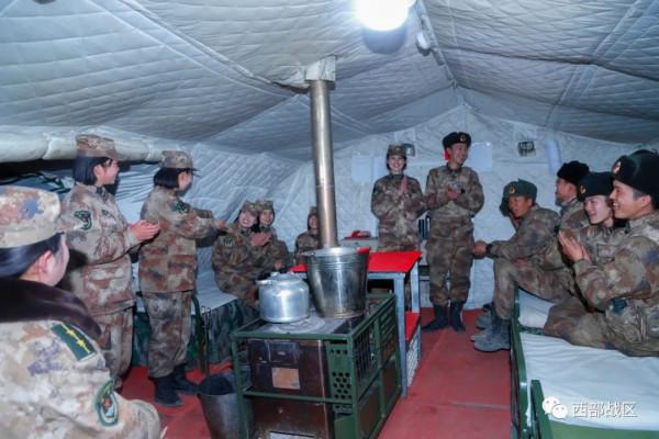 12天,2000公里,高原女兵帶去歡樂與溫暖 12天,2000公里,高原女兵帶去歡樂與溫暖