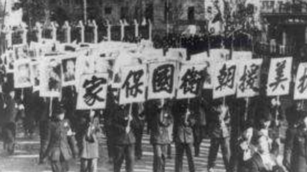 湖南一15歲新兵擅自開炮，被連長呵斥關禁閉，團長忙攔：記二等功