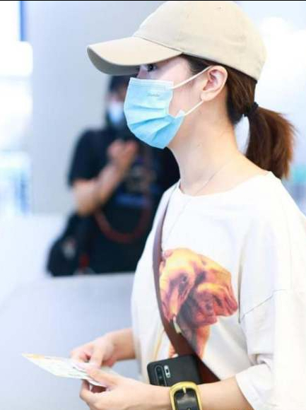 李晟否認離婚後首次露面，狀態真不錯，她的穿搭有可以借鑑的嗎？