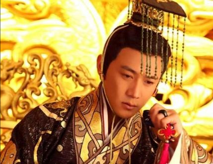 因為自己皇后的背叛，因此含恨而終的皇帝，死時年僅三十三歲