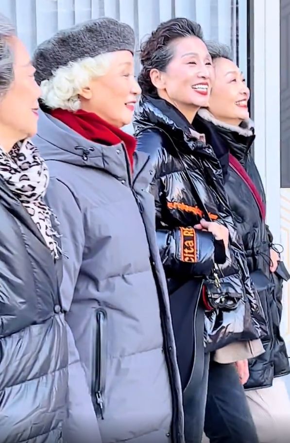 黑色羽絨服怎麼就土氣了？學70歲奶奶們這樣穿，配短靴顯高還時髦