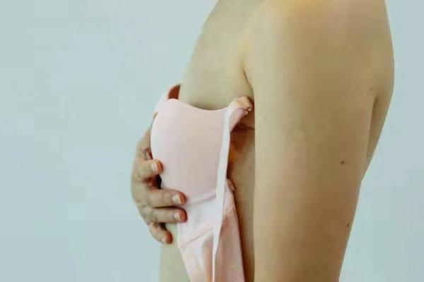 為了預防乳腺癌,身體健康的她們切除了乳房 為了預防乳腺癌,身體健康的她們切除了乳房