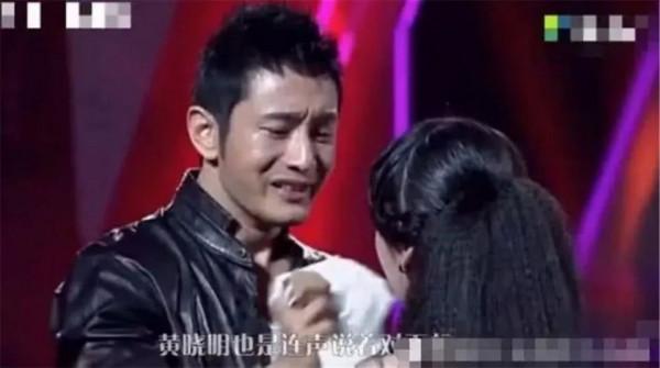 15歲女孩裝窮被導師狠批，當母親上臺後，韓紅抱頭痛哭：對不起