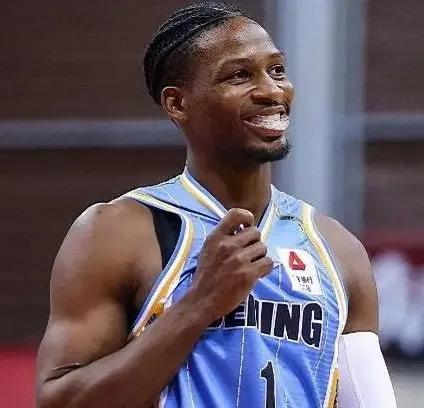 汪梅將違體強行改判普犯，79號裁判袁寧鵬，苦笑兼搖頭無奈執行