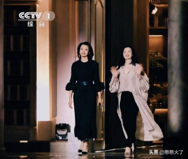 董卿和詠梅罕見同框，隔著螢幕也能感受溫柔，歲月從不敗美人