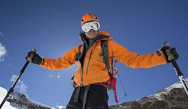 98年，美國女登山家在海拔8千米倒下，9年後有人看不下去將其安葬