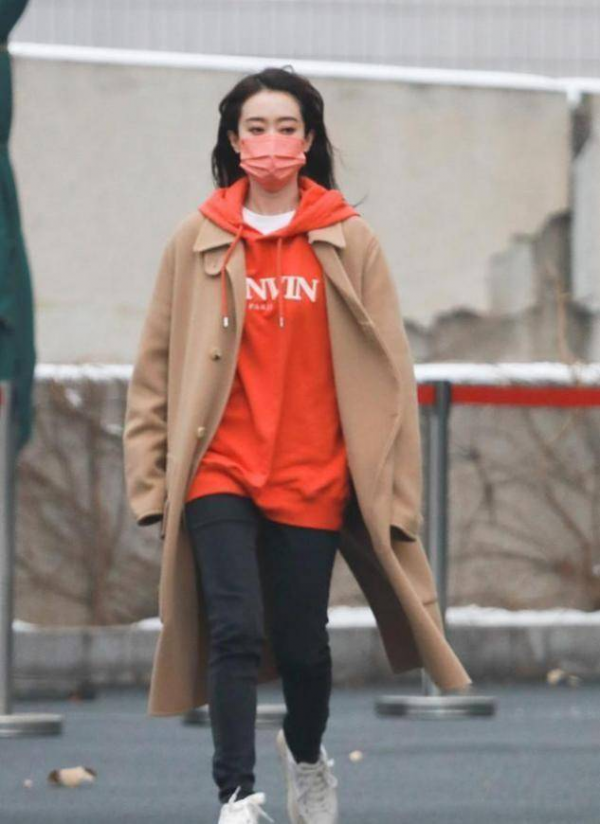 奚夢瑤二胎後正式復工，穿橘色衛衣重拾超模範，雙眼無神沒了靈氣