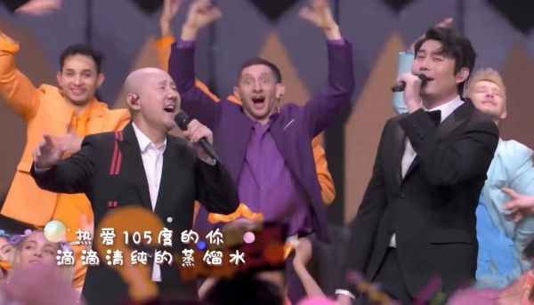 北京春晚：baby失策落下風，關曉彤長腿，難敵王鷗萬種風情