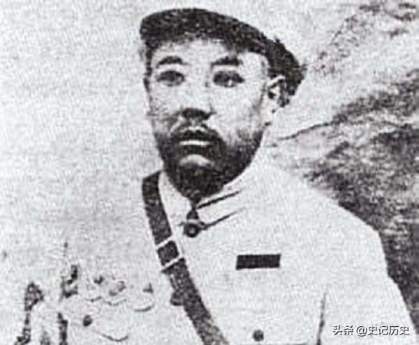 帶著3個老婆和8噸黃金逃亡美國，後揮霍一空，晚年想回家被拒絕