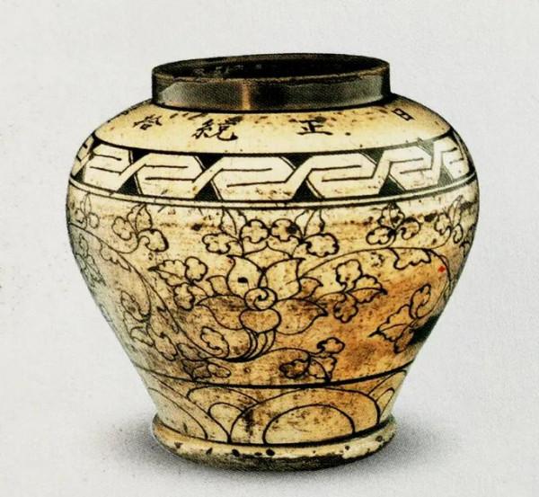 紀年銘文-明磁州窯褐地劃“永樂貳拾壹年”花卉紋梅瓶影象研析