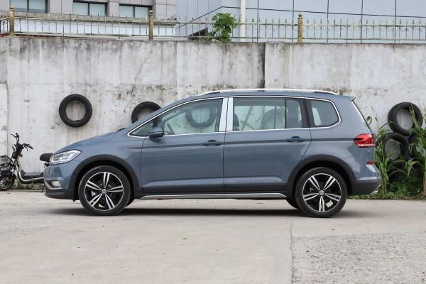 15&period;18萬起售，配1&period;4T發動機，油耗低至6L，實拍上汽大眾途安L