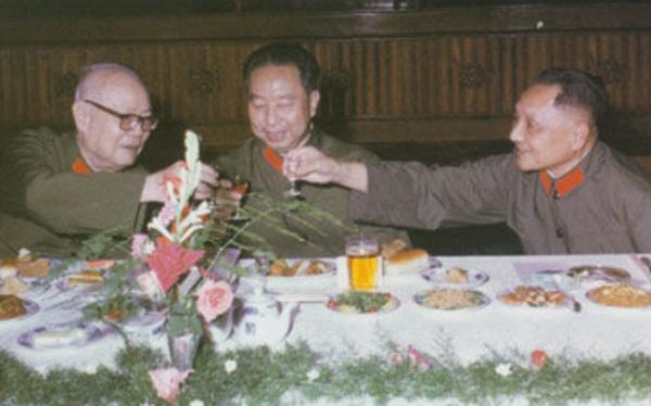 葉劍英過80大壽,鄧小平要求多插一根蠟燭,葉帥:還是你想得深遠 葉劍英過80大壽,鄧小平要求多插一根蠟燭,葉帥:還是你想得深遠