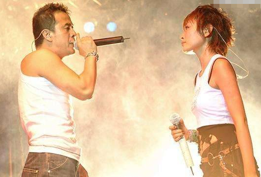 “偽大師”楊坤的歌壇幻滅史,被追捧時有多風光,現在就有多落魄 “偽大師”楊坤的歌壇幻滅史,被追捧時有多風光,現在就有多落魄