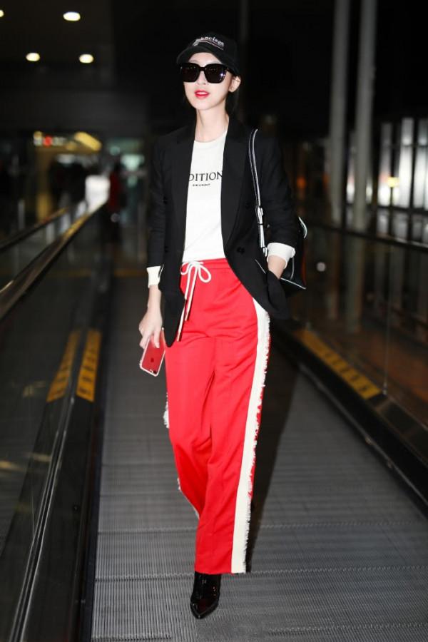 張儷真酷！襯衫釦子不繫直接塞褲子下，網友：這叫個性