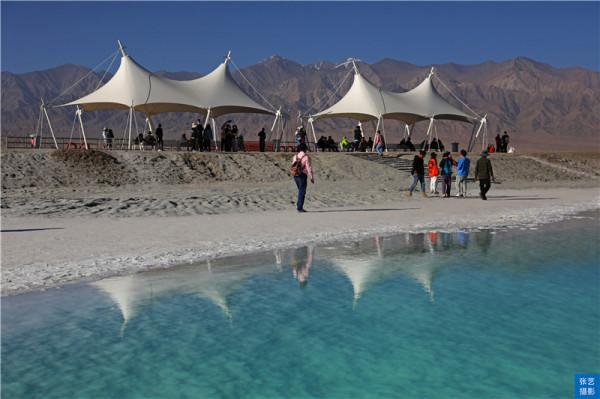 青海翡翠湖，人工採鹽幾十年挖出幾百個水坑，宛若寶石落入人間
