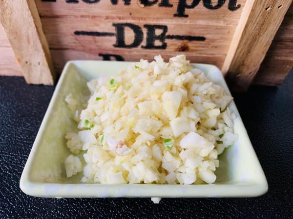 做蠔油生菜，很多人直接下鍋，多加2樣食材，顏色翠綠，香味濃郁