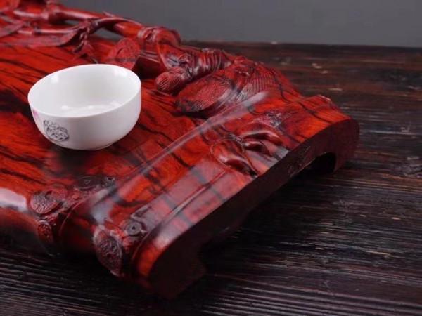 茶器馬虎不得！這小葉紫檀雕刻的茶盤《知足常樂》有點意思