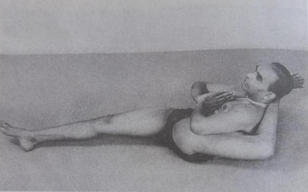 139.巴哈拉瓦式（Bhairavasana）