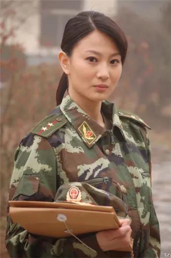 軍旅劇女神侯夢莎，英姿颯爽，威武霸氣