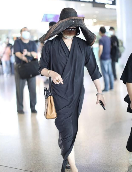 金星太有貴婦相,素色長裙配草編禮帽,走機場都像走T臺 金星太有貴婦相,素色長裙配草編禮帽,走機場都像走T臺