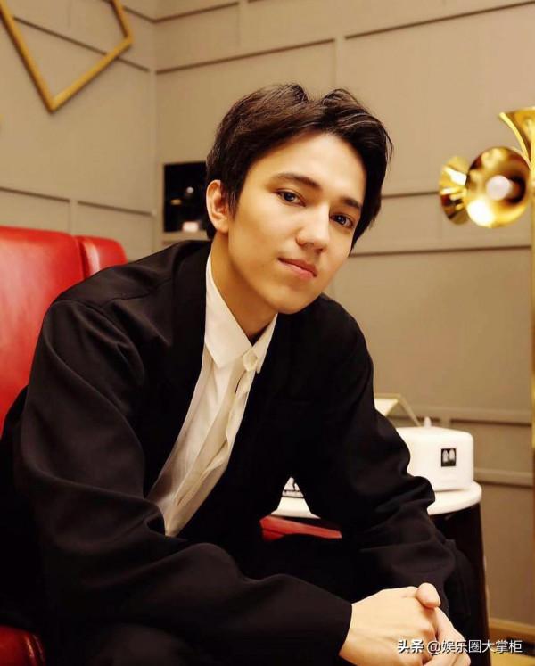 從國寶級歌手到一天吃不上飯,迪瑪希的故事遠比你想象的令人崩潰 從國寶級歌手到一天吃不上飯,迪瑪希的故事遠比你想象的令人崩潰