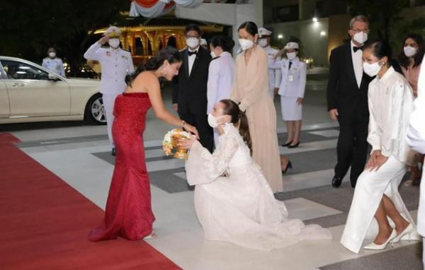 55歲華裔富婆伍倫盼，參加泰王室小公主生日宴，穿仙氣白裙很溫柔