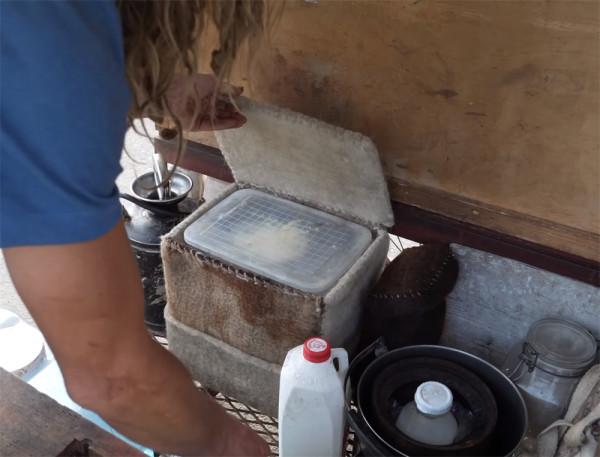 他住在2㎡破舊三輪車中，養4只羊為伴，邊牧羊邊流浪轉眼已過12年