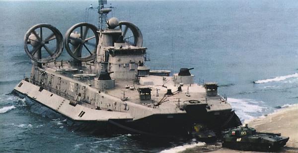 全球只有15艘，歐洲野牛級氣墊船有多大？和坦克放一起，一目瞭然