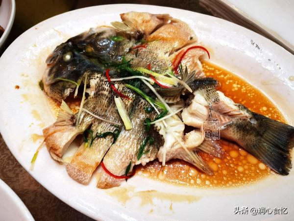 姑姑新房喬遷喜宴，看看1800元一桌的酒席都有哪些菜？您看值嗎？