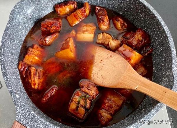 做紅燒肉，燉前多做2步，出鍋後色澤紅亮，香而不膩，教您做法