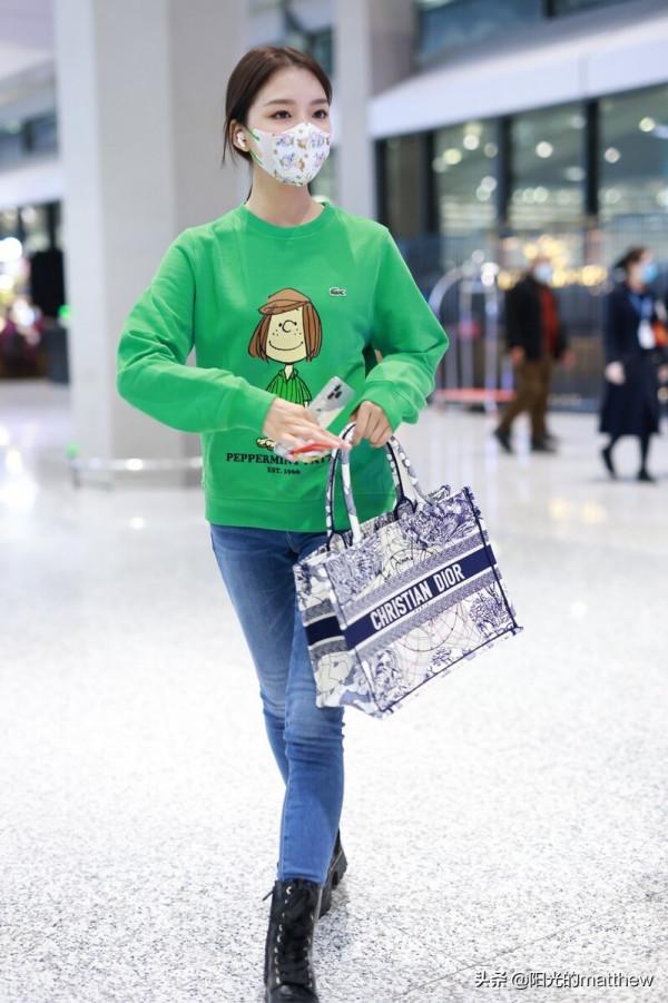 任敏身穿綠色卡通衛衣搭鉛筆牛仔褲,口罩搶眼是小可愛沒錯了 任敏身穿綠色卡通衛衣搭鉛筆牛仔褲,口罩搶眼是小可愛沒錯了