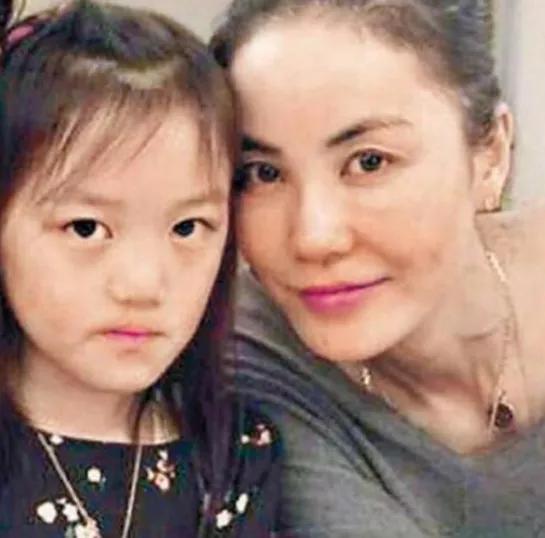 李亞鵬的女兒李嫣也長大了，真是女大18變，越長越好看