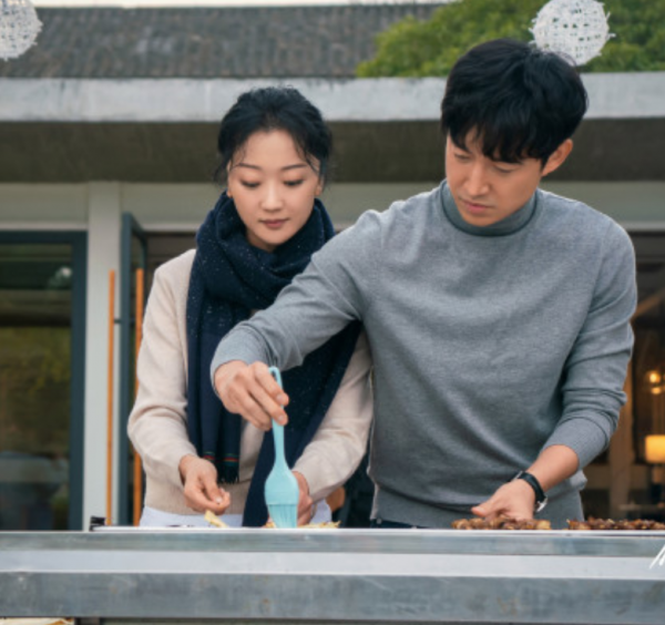 45歲李小冉片場打遊戲!穿羽絨服塗紅唇狀態好,多次讓女演員閉嘴 45歲李小冉片場打遊戲!穿羽絨服塗紅唇狀態好,多次讓女演員閉嘴