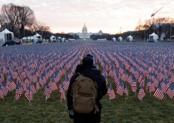 每500人就有一人因新冠死亡，美國深陷疫情，竟沒有官員被問責