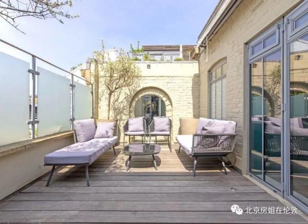 Madness樂隊主唱Suggs前住宅要價£1,950,000,附帶一個鍍金酒吧 Madness樂隊主唱Suggs前住宅要價£1,950,000,附帶一個鍍金酒吧