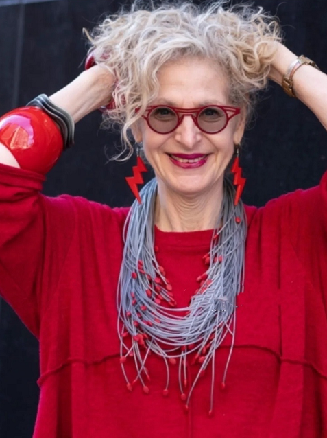 73歲汪明荃被誇“最潮奶奶”，用漁網拼接彩虹裙，比年輕人還敢穿