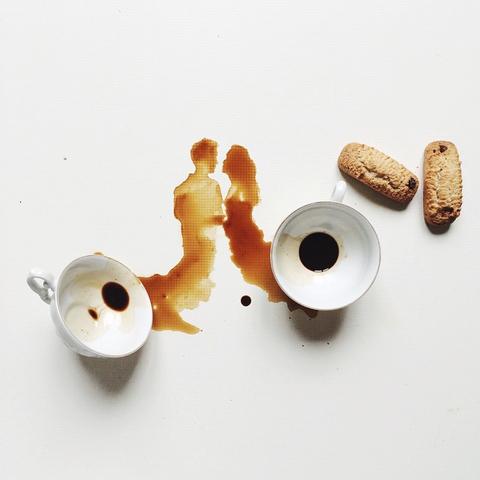藝術家用咖啡液作畫,水果、砂糖都能變顏料…… Italian Artist Turns Spilled Coffee Into Art 藝術家用咖啡液作畫,水果、砂糖都能變顏料…… Italian Artist Turns Spilled Coffee Into Art