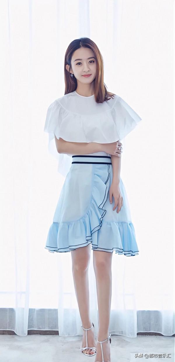 趙麗穎衣著簡樸自信大方，五官跟現在一樣沒變化