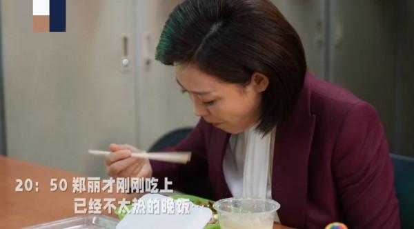 央視曝光主播鄭麗工作日常,西裝都是親自燙熨,深夜才吃得上晚餐 央視曝光主播鄭麗工作日常,西裝都是親自燙熨,深夜才吃得上晚餐