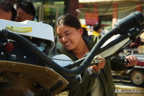 農民購買微耕機送給父母,不一樣的孝敬方式,創造出新商機 農民購買微耕機送給父母,不一樣的孝敬方式,創造出新商機