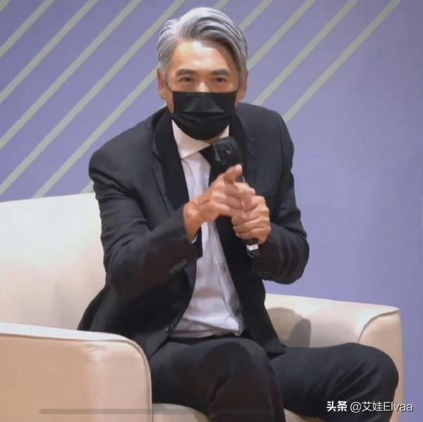 周潤發真會打扮，67歲穿西裝領帶梳大背頭，古稀之年被授博士太帥