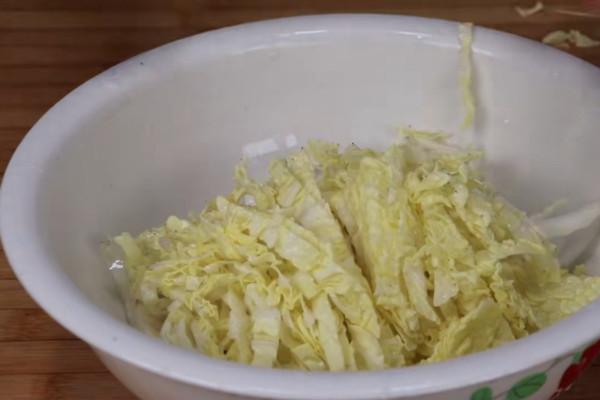 白菜里加2個雞蛋，不炒不燉，簡單一做，比吃肉還香，出鍋就搶光