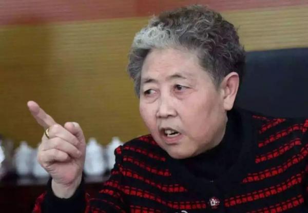 年賣45億的老乾媽,兒子為省4億讓產品變味,73歲陶華碧登場挽救 年賣45億的老乾媽,兒子為省4億讓產品變味,73歲陶華碧登場挽救